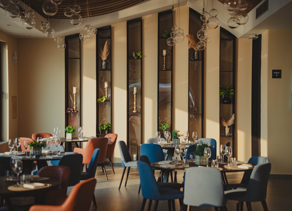 Stilski i prostrani prostor za blagovanje unutar 7 Seas Restaurant & Bar blizu Veya Maradiso hotela by Aminess.