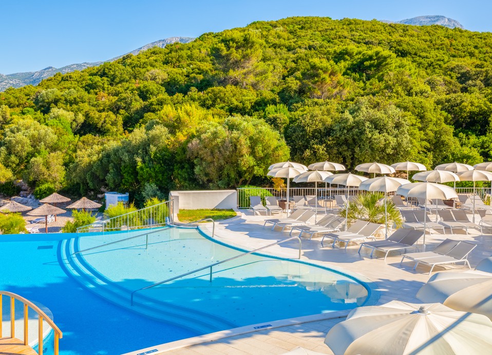 Großzügiger Pool im Aminess Vival Port9 Resort, ideal zum Entspannen und Genießen sonniger Tage.