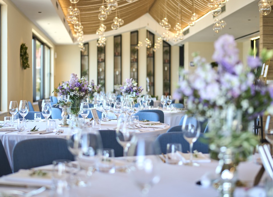 Elegante Hochzeitsausstattung mit Blumenarrangements und einer anspruchsvollen Atmosphäre im 7 Seas Restaurant & Bar.