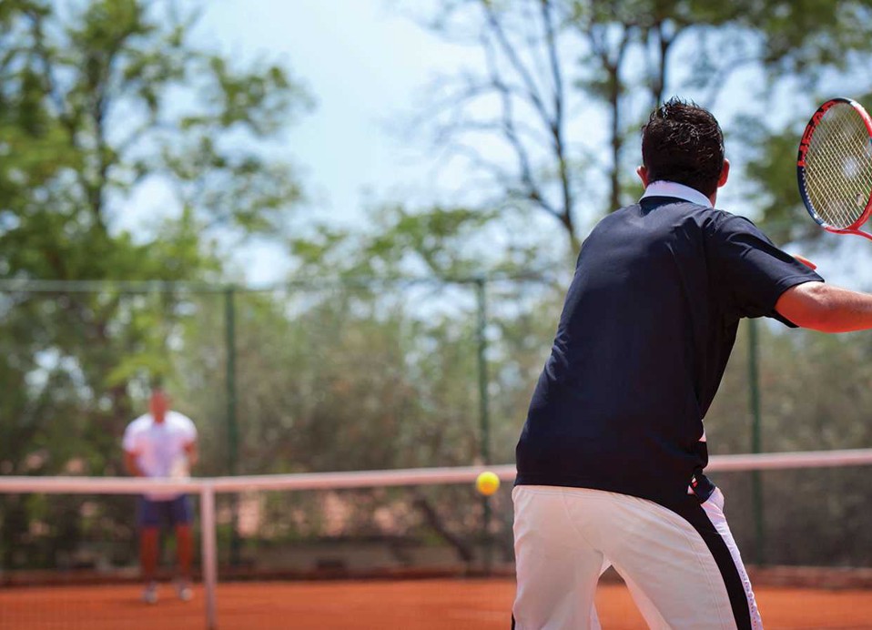Mannen spelen tennis in het Aminess Planet Camping Maravea, Novigrad