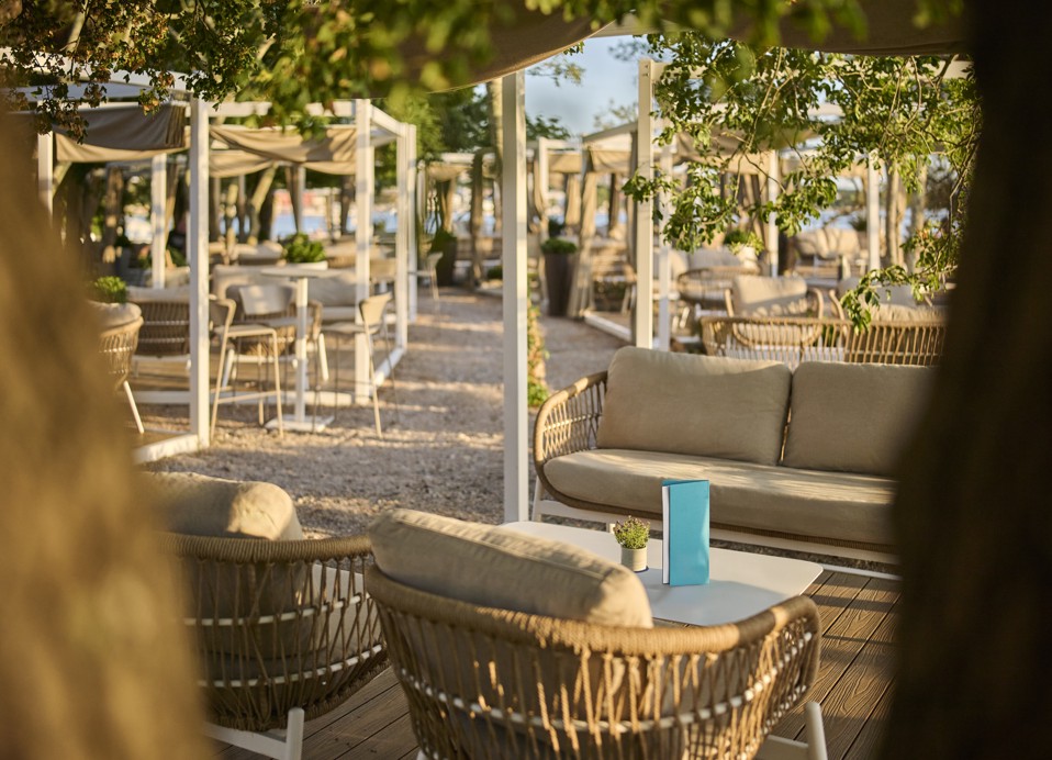 Udobna lounge cona bara Punto Mare obdana z zelenjem, idealna za sprostitev