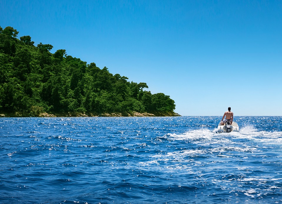 Boot op zee bij de Aminess Planet Camping Maravea, Novigrad