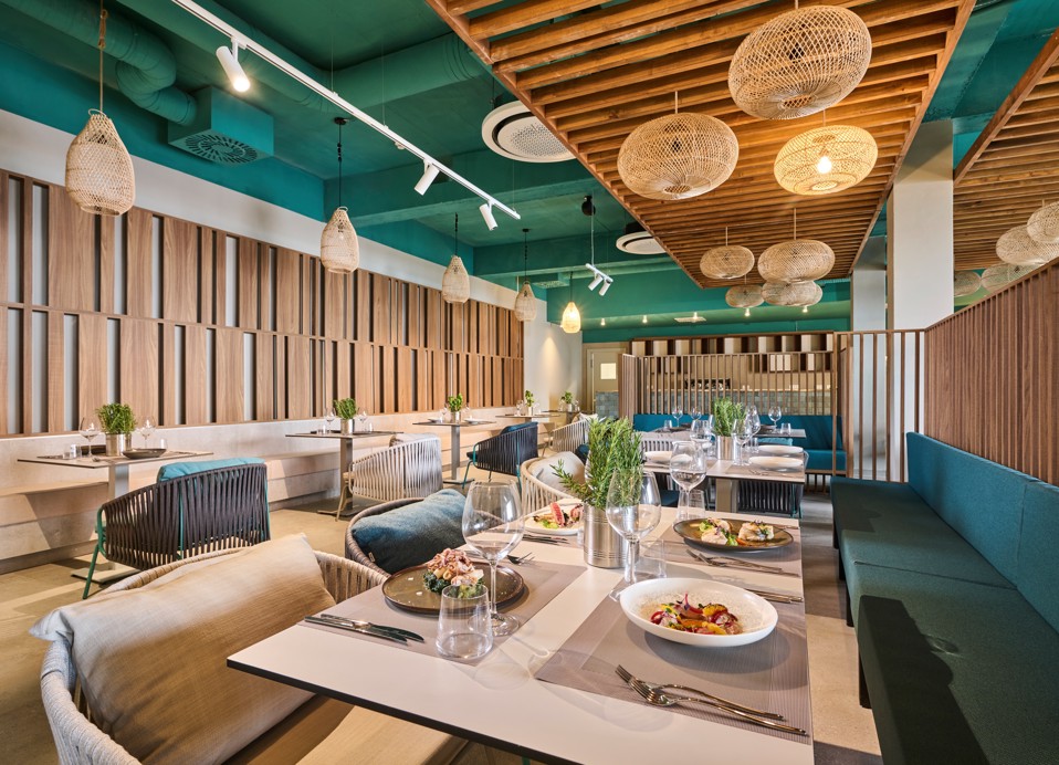 Binnenruimte in restaurant Half8 met modern design bij Aminess Style Camping Avalona resort.