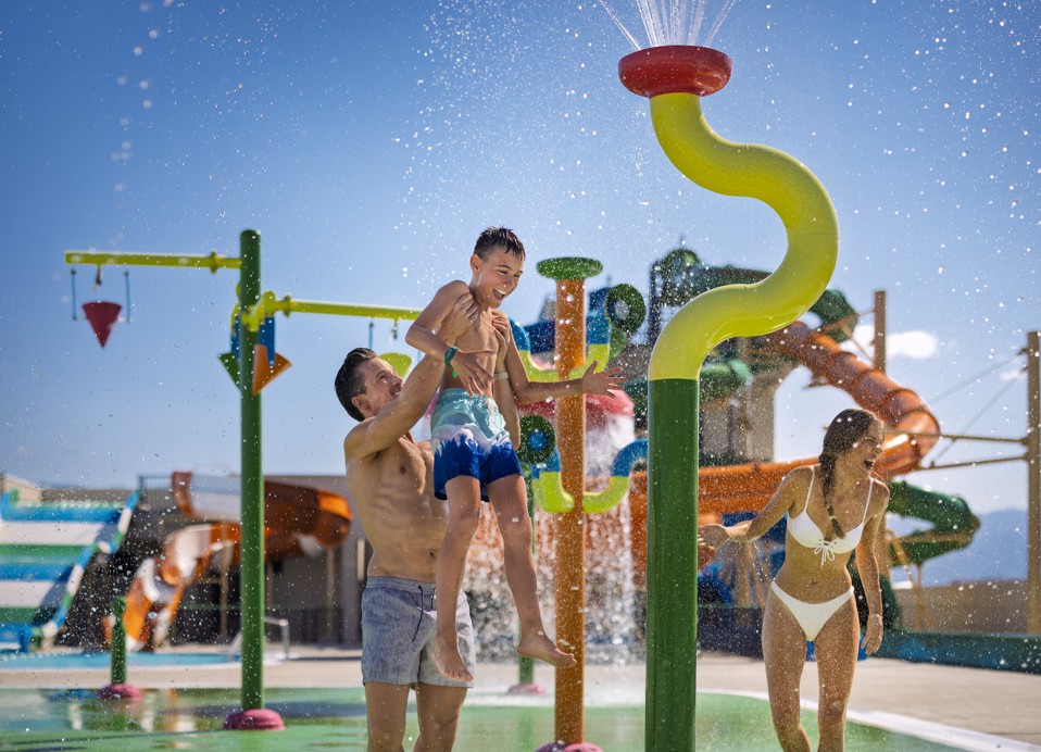 Familie hat Spaß im Aquapark des Avalona Resorts