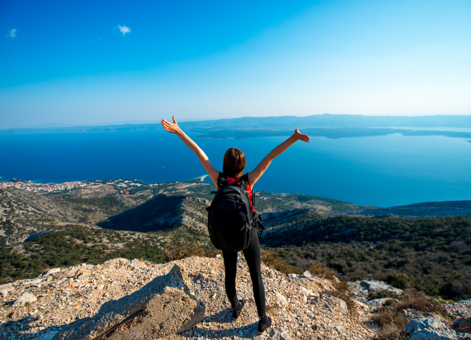 Planinar uživa u zadivljujućem panoramskom pogledu na obalu i more blizu hotela Veya Maradiso by Aminess.