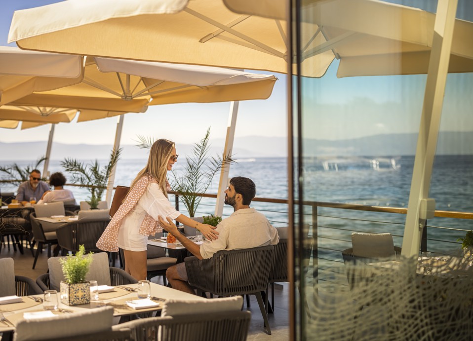 Paar dineren op het terras bij 7 Seas Restaurant & Bar, in de buurt van Magal Maradiso Hotel door Aminess.