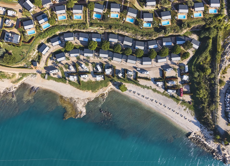 Panoramic view of Pitch Luxury Mare and the beach at Aminess Planet Camping Sirena Holiday Homes, surrounded by greenery, a perfect spot for relaxation