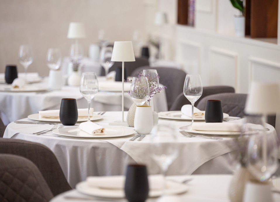 Interno presso il ristorante e bar 7 Seas all'interno dell'Aminess Korcula Heritage Hotel, dettagli dei posti a sedere per la ristorazione di alta qualità.