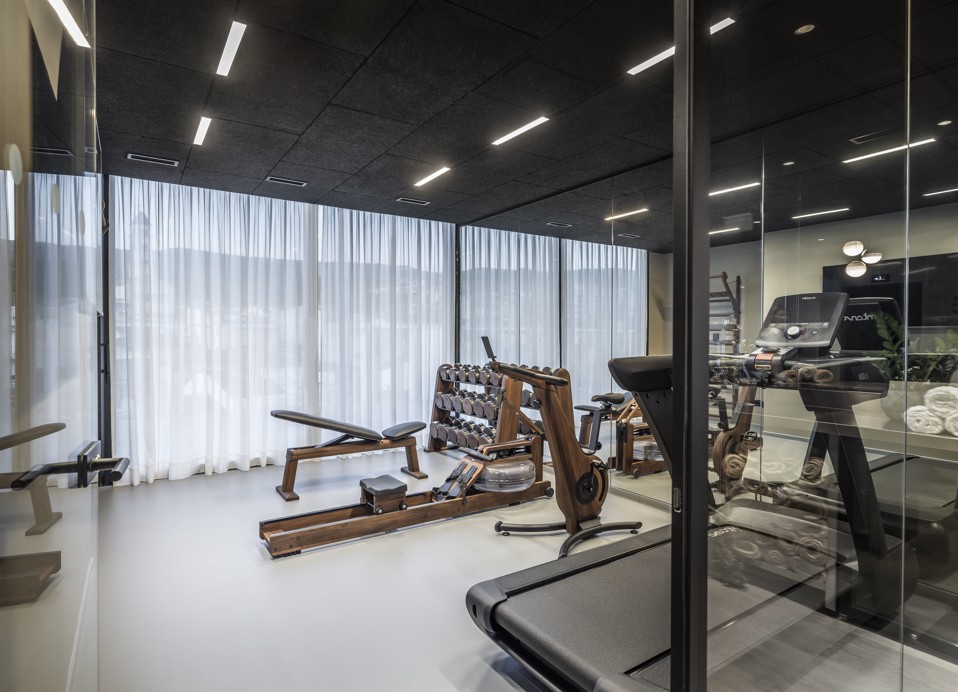 Attrezzatura moderna per palestra presso Aminess Younique Narrivi Hotel.