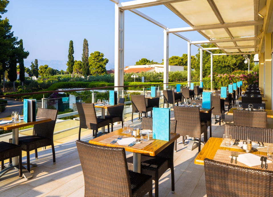 Terasa restavracije Oliveto v letovišču Aminess Vival Velaris na Braču s pogledom na vrt in zunanjimi mizami