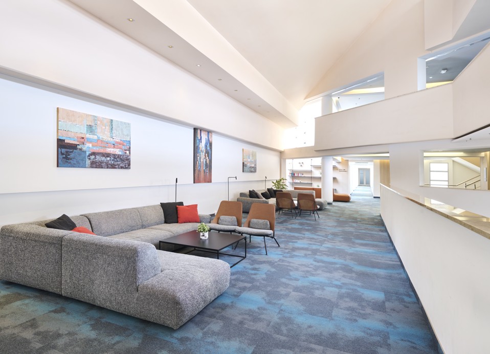 The lounge area in the hallway in front of the meeting room.