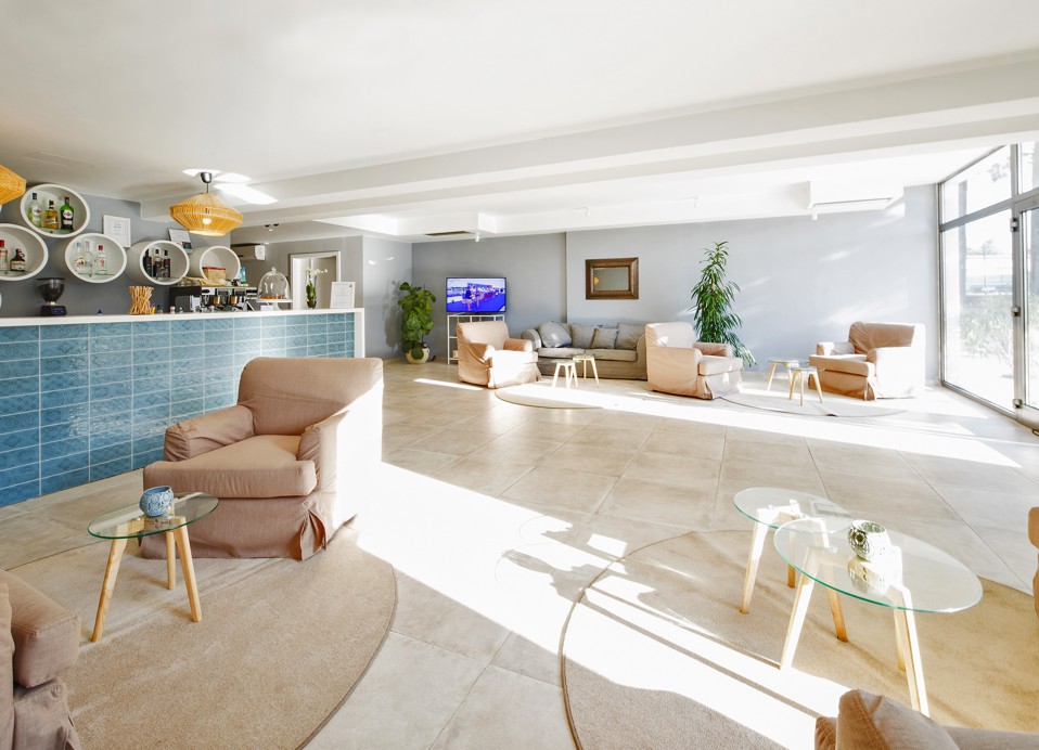 Unutrašnjost Gusto bara unutar resorta, u blizini Port9 Planet Camping by Aminess.