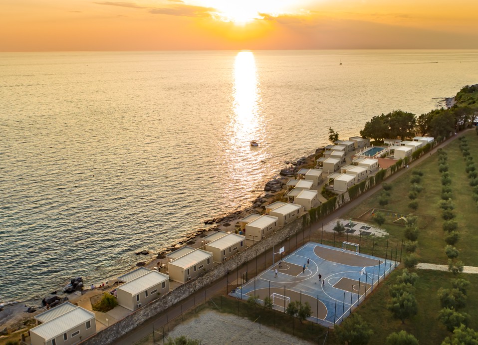 Tramonto sopra le case mobili e la costa al Maravea Resort vicino a Novigrad