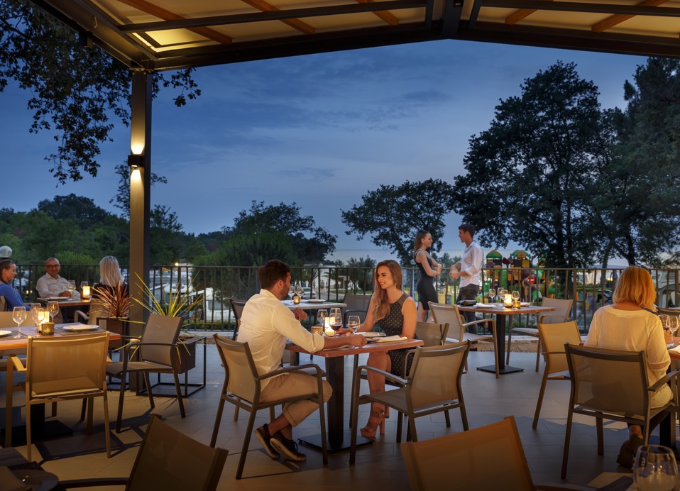 Terrasse eines Restaurants im Aminess Planet Camping Maravea, Novigrad