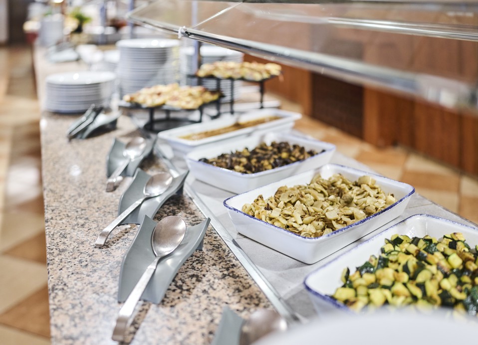 Buffet im Mediteran Maradiso Hotel von Aminess mit frischem Gemüse und gesunden Optionen