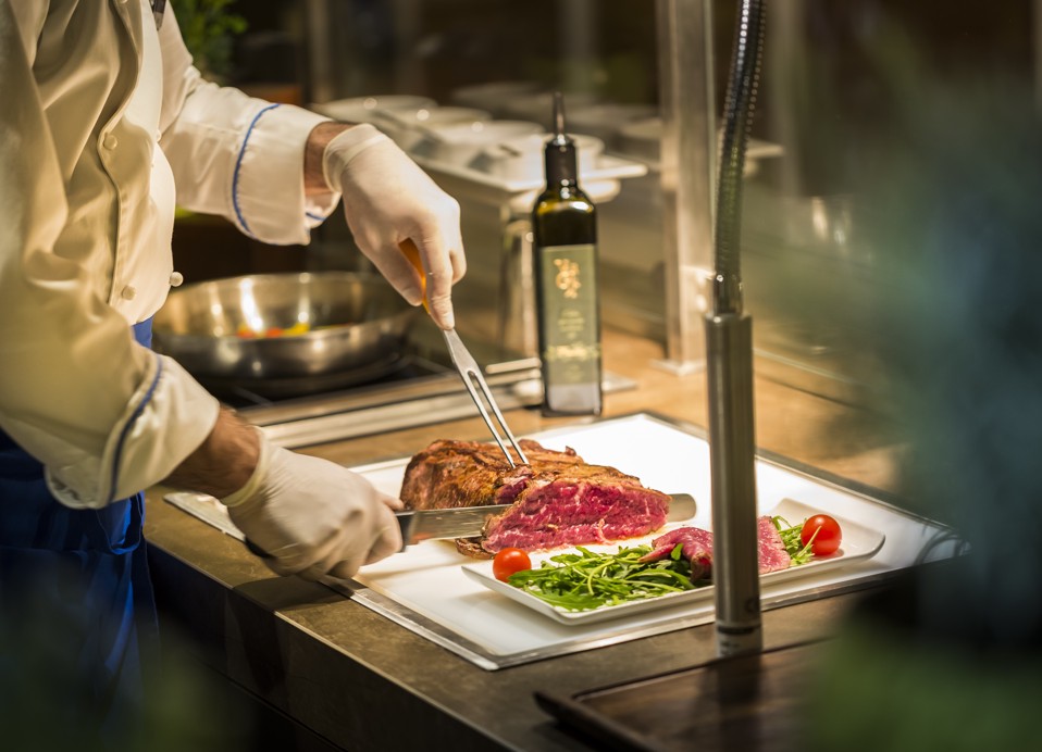 Het snijden van vers vlees.