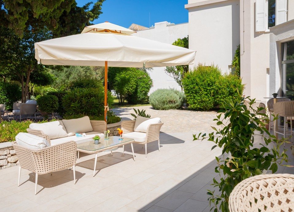 Opuštajuća terasa Gusto bara u Aminess Vival Port9 Resortu, savršeno mjesto za uživanje u pogledu i piću.