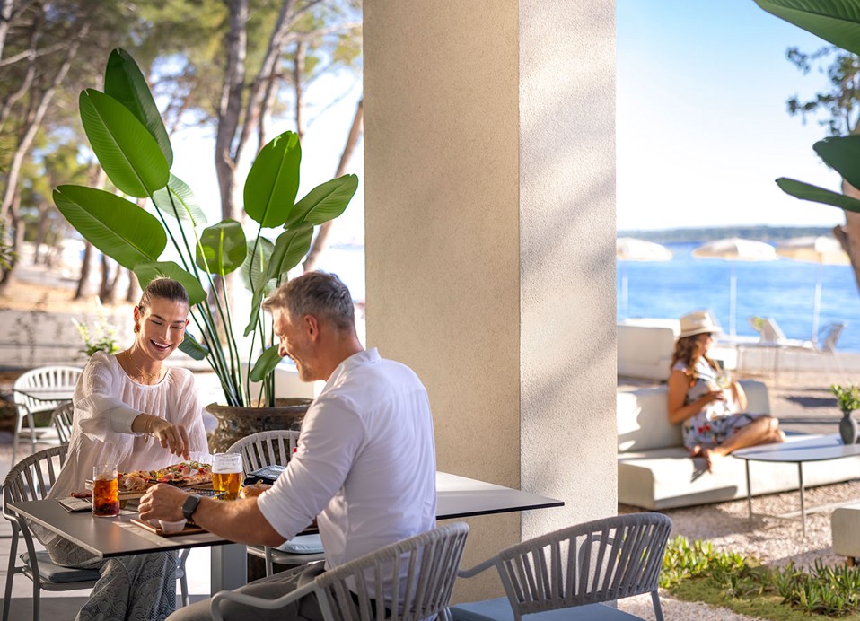 Paar dat eet in het Half8 restaurant bij Aminess Style Camping Avalona resort.