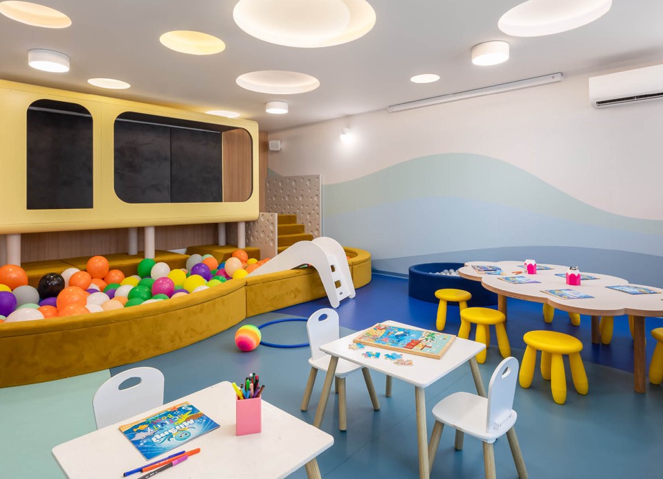 "Buntes Sitzbereich im Kinderclub im Aminess Laurel Khalani Hotel."