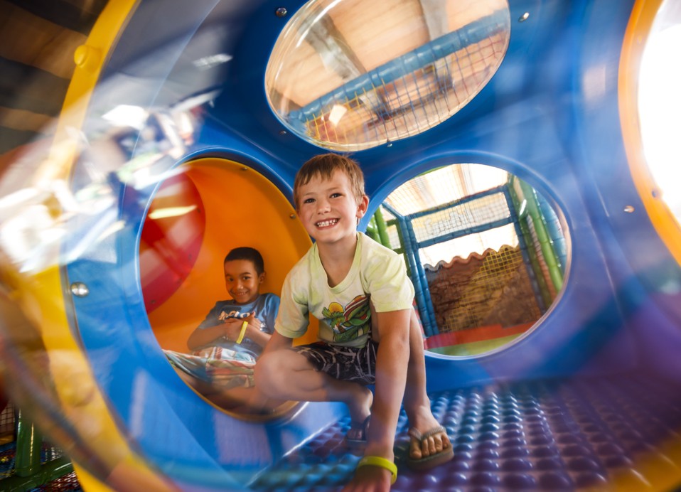 Kinderen die plezier hebben in de kinderzone bij de Aminess Planet Camping Maravea, Novigrad