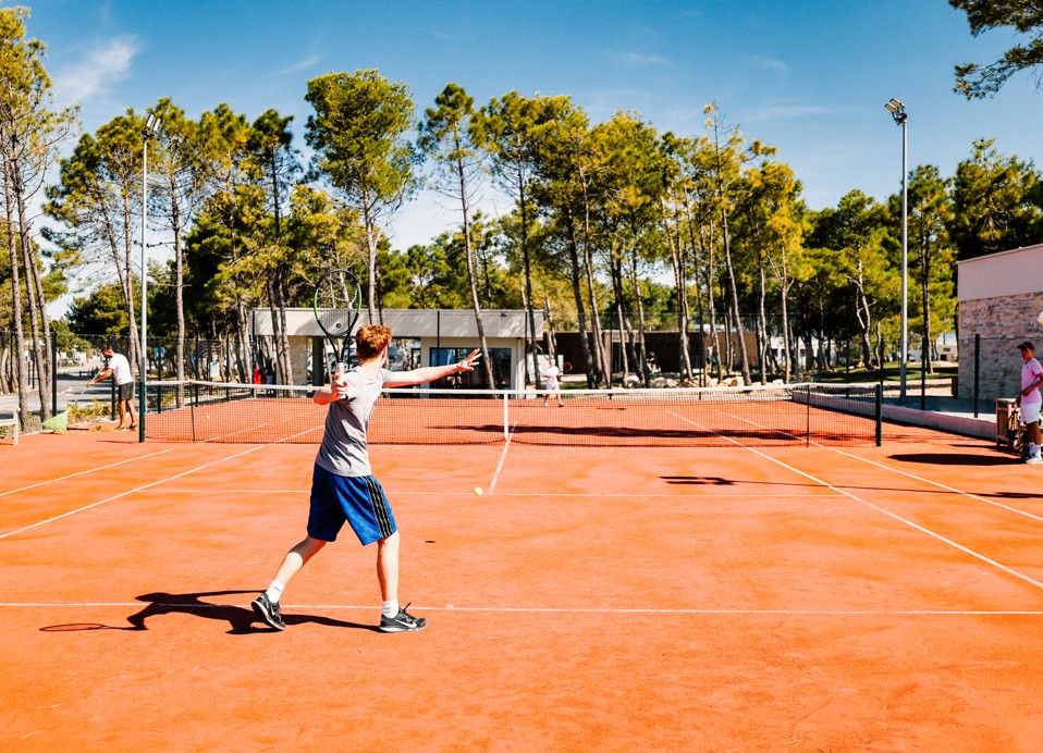 Gosti igraju tenis u Aminess Style Camping Avalona resortu.
