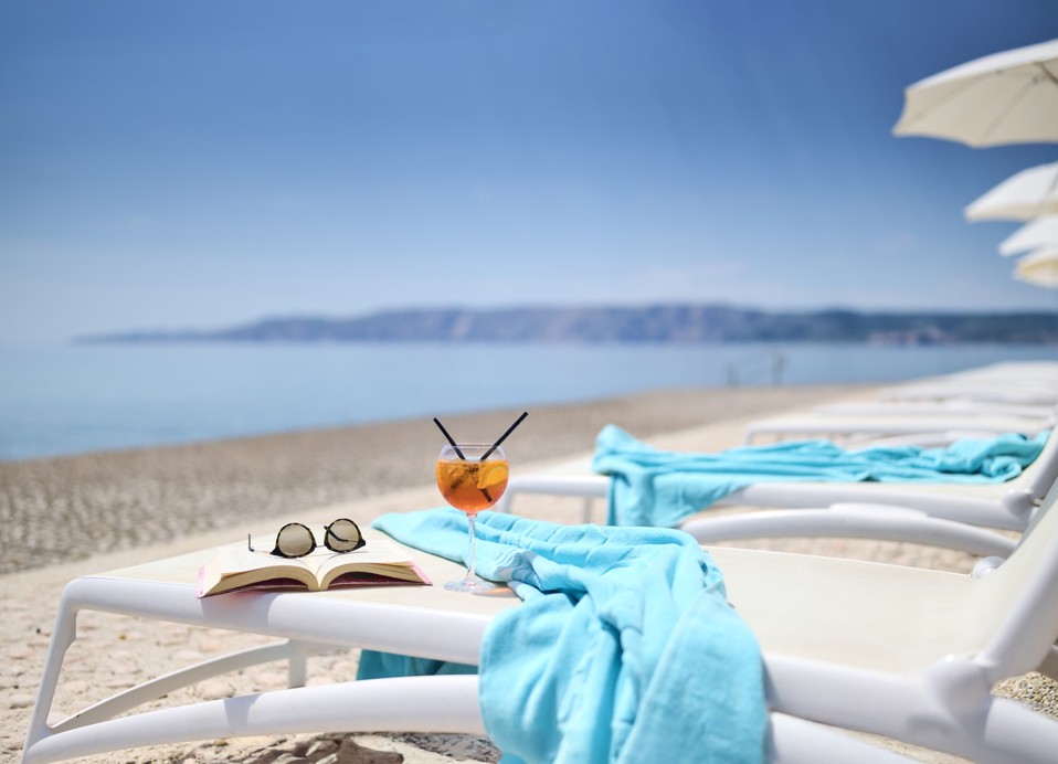 Aminess Vival Lišanj Familienhotel mit Blick auf das Adriatische Meer, mit seinem lebendigen Strand und malerischer Umgebung.