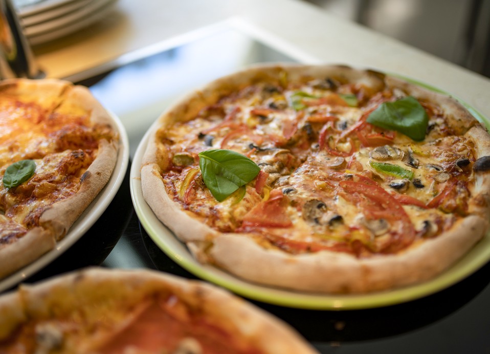 Sveže pečene pice, postrežene v restavraciji Oliveto v Aminess Vival Velaris Resortu na otoku Brač.