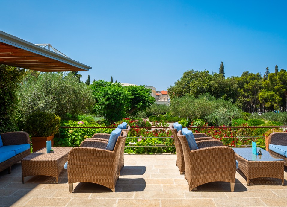 Zunanji lounge prostor lobby bara v letovišču Aminess Vival Velaris na Braču s pogledom na vrt in naravo