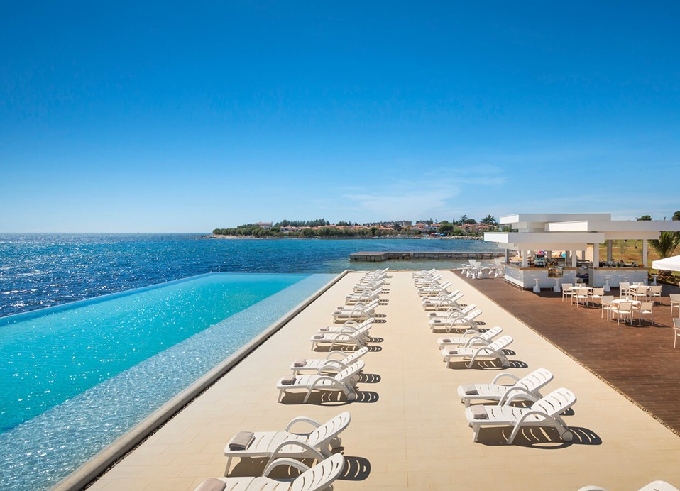 Piscina Punto Mare con lettini prendisole presso Aminess Planet Camping Sirena a Novigrad, Croazia