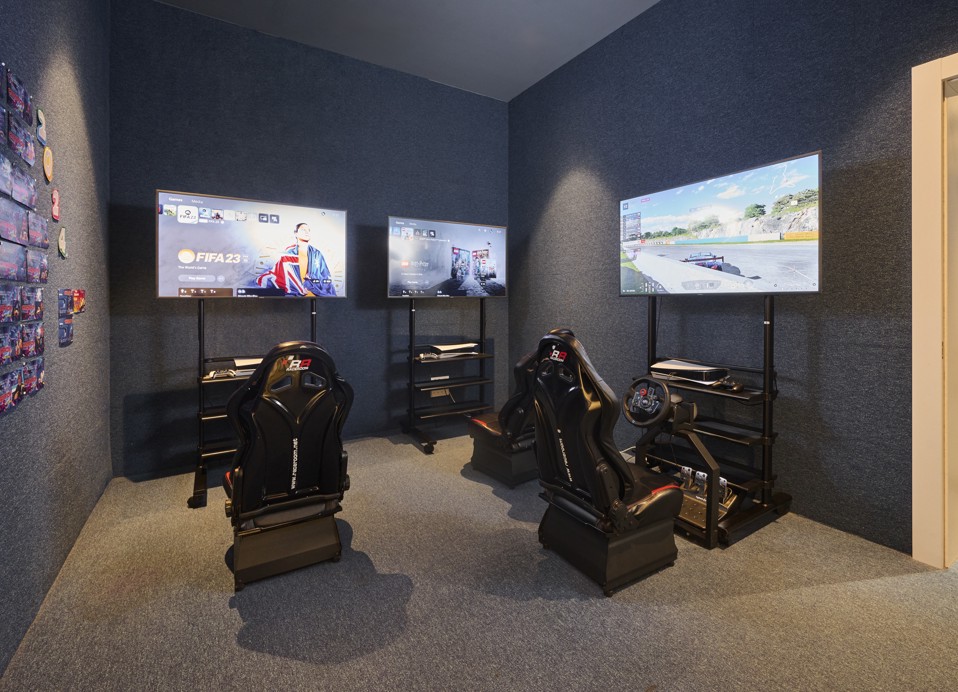 Gamingruimte van het hotel met racesimulatoren en videogameconsoles