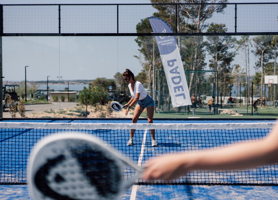 Igra padela u Aminess Style Camping Avalona Resortu, savršena aktivnost za rekreaciju i zabavu tijekom odmora na Pagu.
