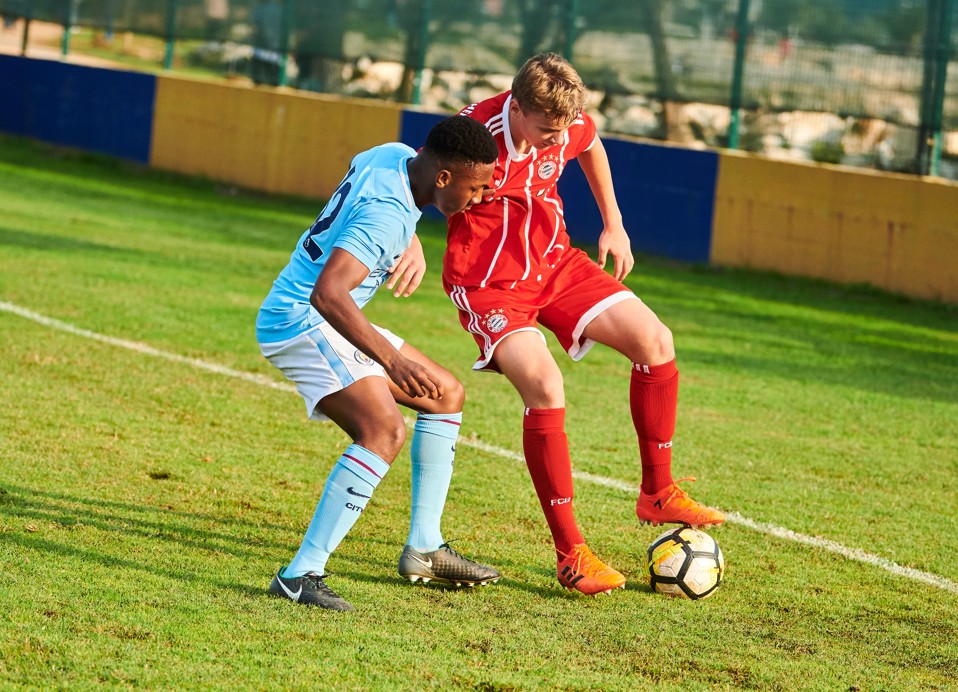 Dva igrača bore se za loptu, Manchester City protiv Bayern Munchena.