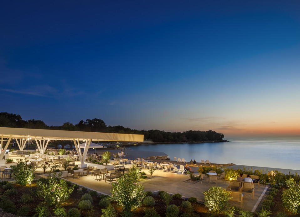 Nachtansicht der Terrasse der Lounge-Bar One Second im Aminess Planet Camping Maravea Resort, Novigrad Kroatien