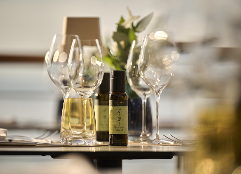 Nastavitev mize z oljčnim oljem Vergal v restavraciji in baru 7 Seas.