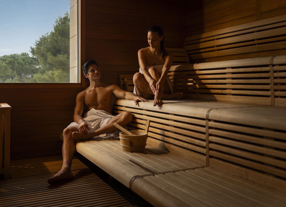 Koppel ontspant in de sauna, genietend van de warmte en rust.