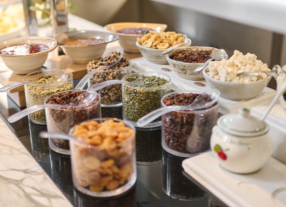 Selectie van zaden, noten en gedroogd fruit bij het ontbijtbuffet van het hotel
