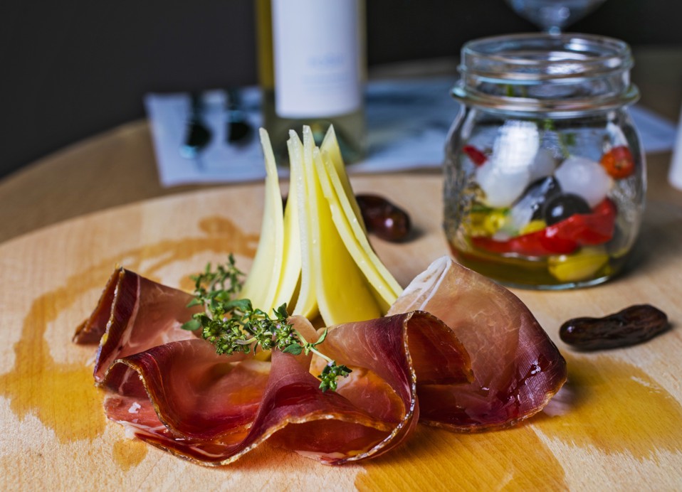 Ein wunderschön angerichteter Vorspeisenteller mit Prosciutto, Melone und anderen traditionellen dalmatinischen und kroatischen Delikatessen im Aminess Vival Port9 Resort in Korcula.