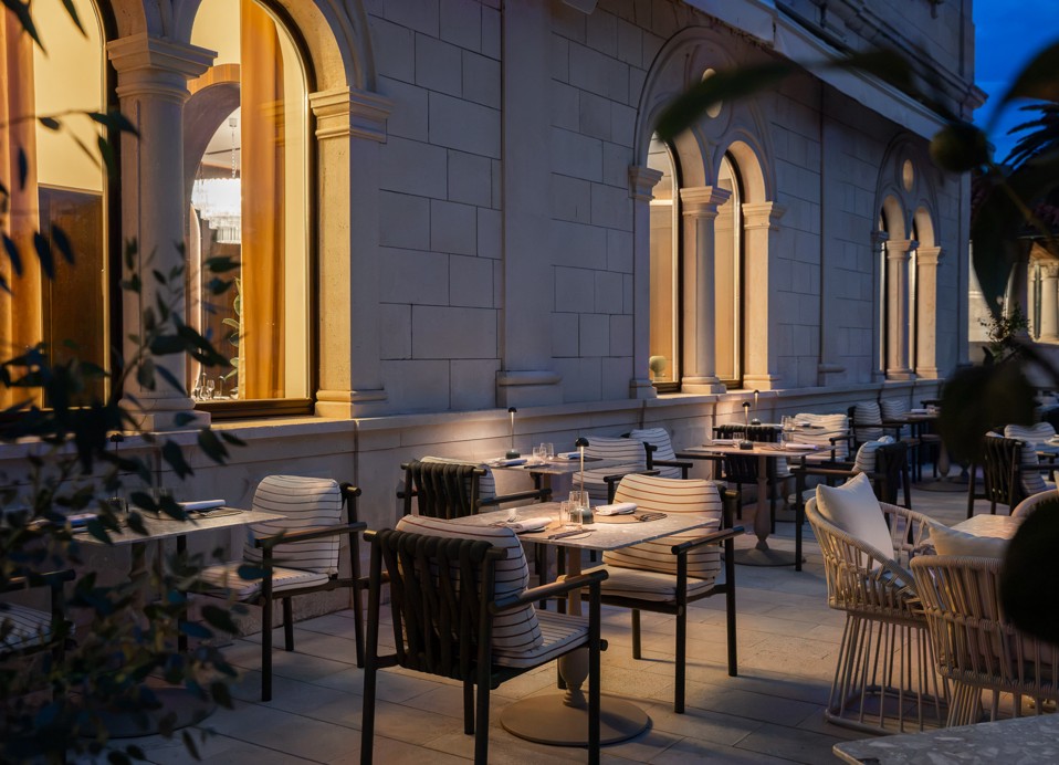 Terrazza serale del 7 Seas all'Aminess Younique Korcula Heritage Hotel.