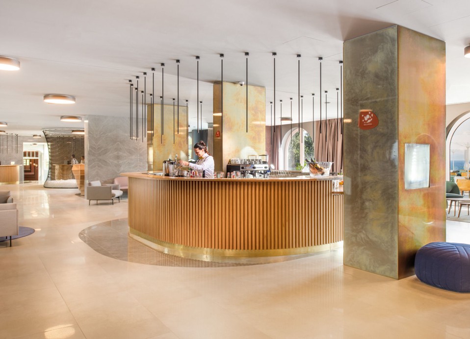 Aminess Vival Lišanj Family Hotel lobby bar z moderno zasnovo z lesenimi poudarki in prijetnim vzdušjem v Novem Vinodolskem.