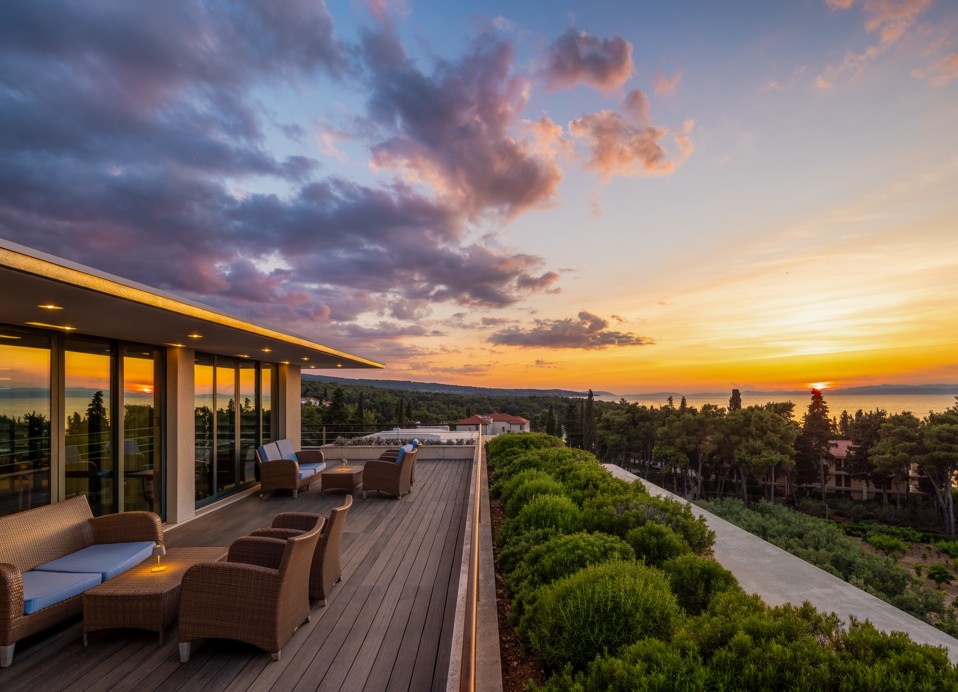 Terras van de congreszaal van het Aminess Vival Velaris Resort op het eiland Brač met uitzicht op zee en zonsondergang