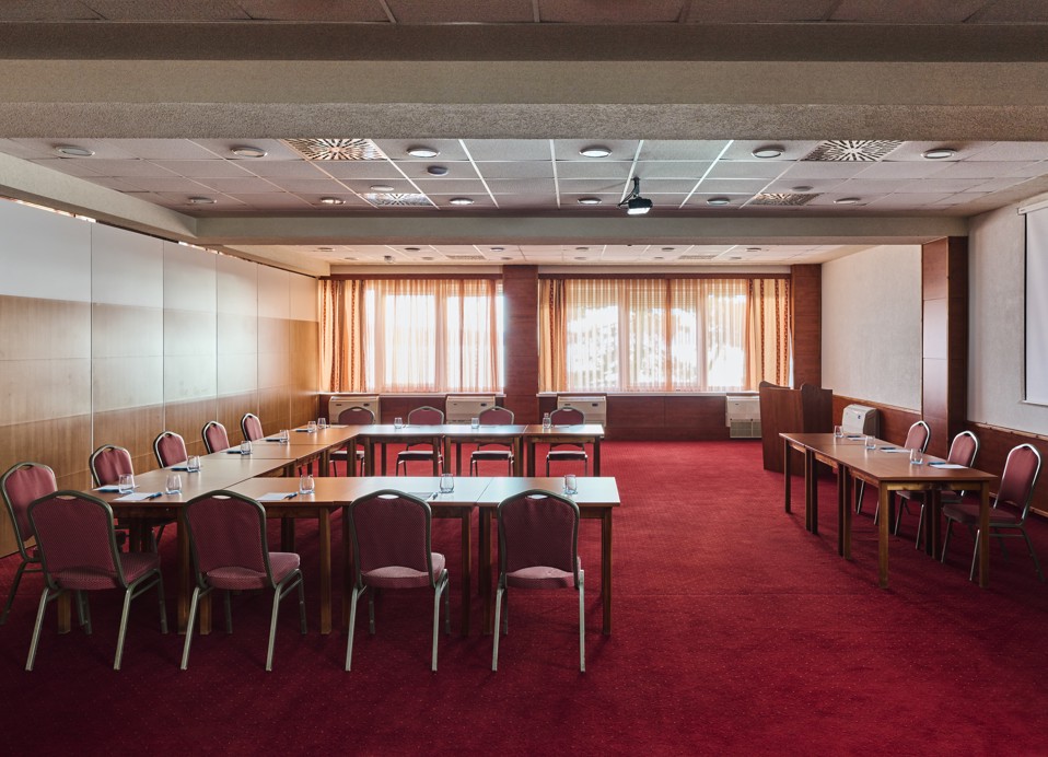 Sala congressi presso l'hotel Mediteran Maradiso di Aminess organizzata in una disposizione a forma di U per riunioni o presentazioni.