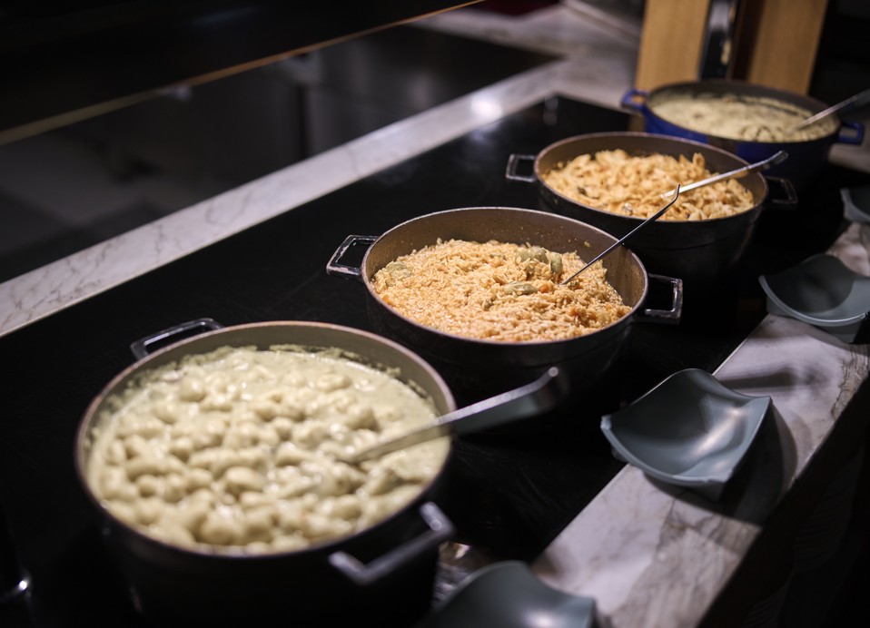 Različne testeninske jedi na bifeju restavracije Oliveto, Aminess Lišanj.