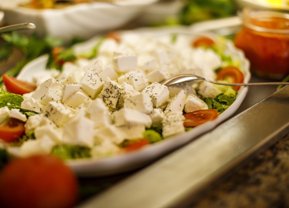 Mediterraner Salat am Buffet des Aminess Younique Lume Hotels in der Bucht von Brna auf der Insel Korcula.