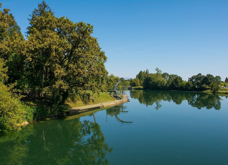 Foginovo swimming area in Karlovac with a diving platform and green riverbank.