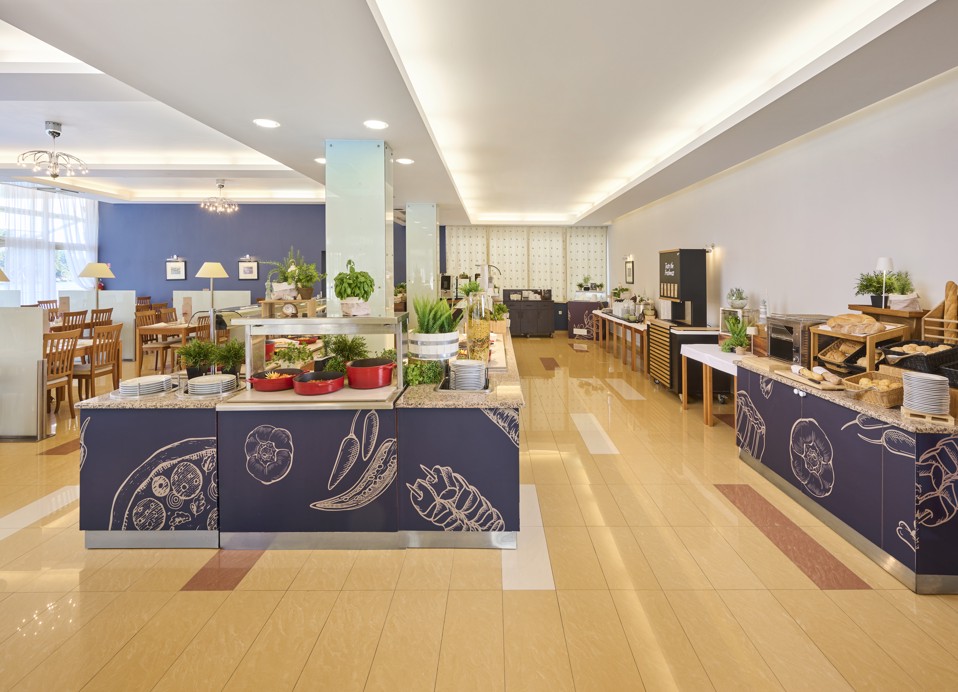 Moderne und dennoch traditionelle Atmosphäre eines kleinen, gemütlichen, inselgelegenen Wassers in Aminess Younique Lume Hotel in Kroatien.