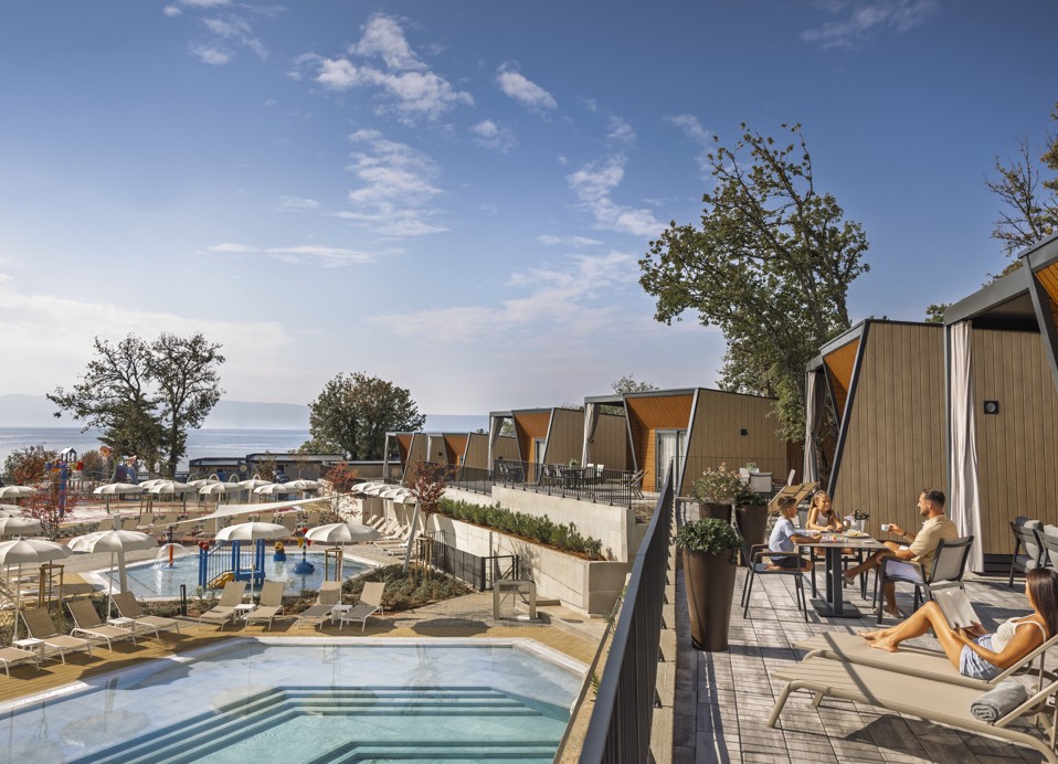 Luksuzne glamping kućice u Aminess camping resortu s pogledom na bazene i more, idealne za opušteni odmor u mediteranskom okruženju