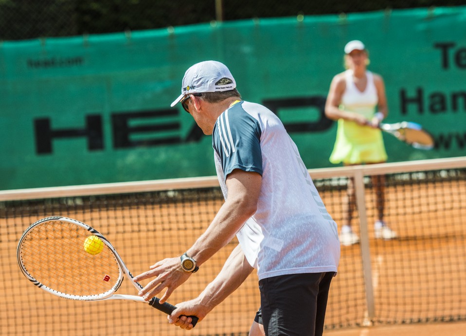 Goed onderhouden tennisbaan met een schilderachtig zee- en Aminess Younique Bellevue Hotel-achtergrond.