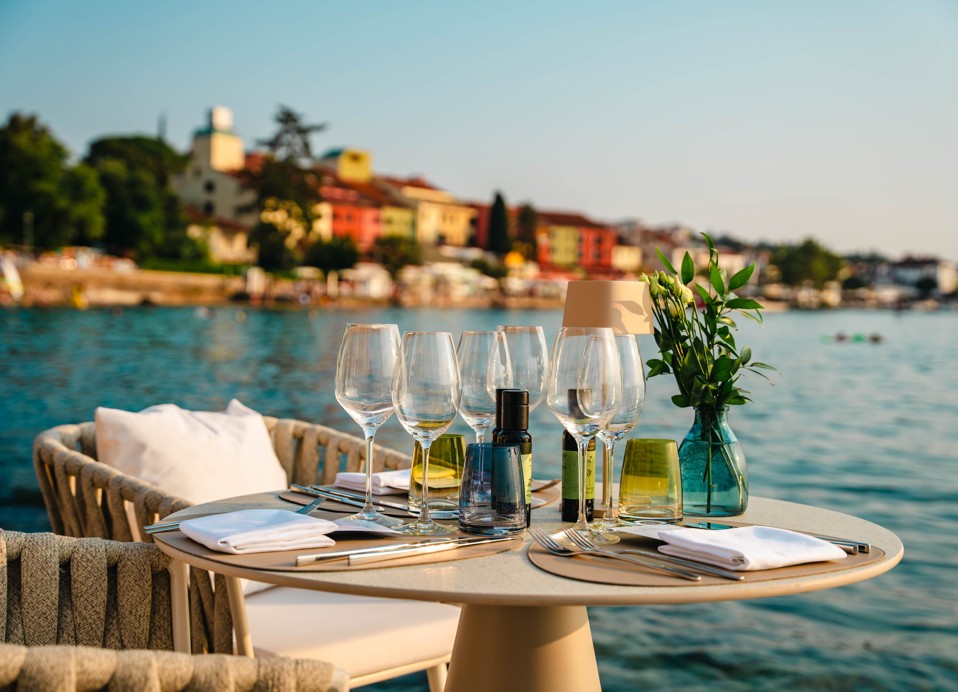 Prekrasno uređena vanjska terasa s pogledom na more u 7 Seas Restaurant & Baru u blizini hotela Veya Maradiso by Aminess.