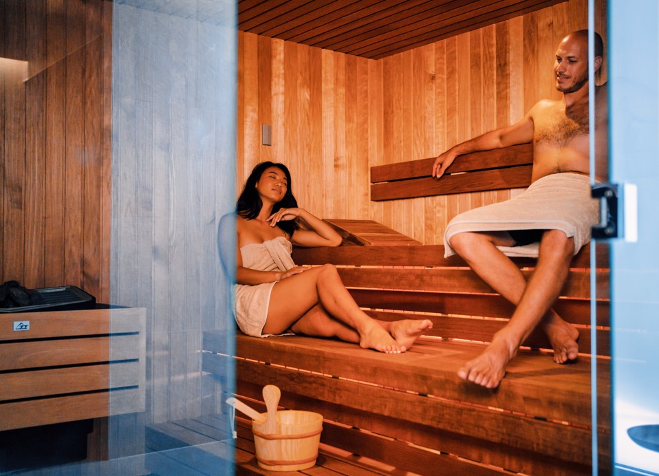 Par se opušta u finskoj sauni u Aminess Style Camping Avalona resortu, Pag.