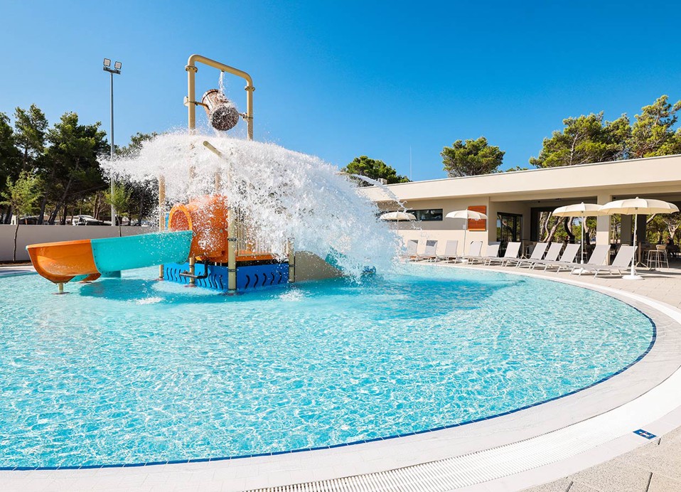 Plätscherndes Wasser aus einem großen Becken im Kinderpool im Aminess Style Camping Avalona Resort.